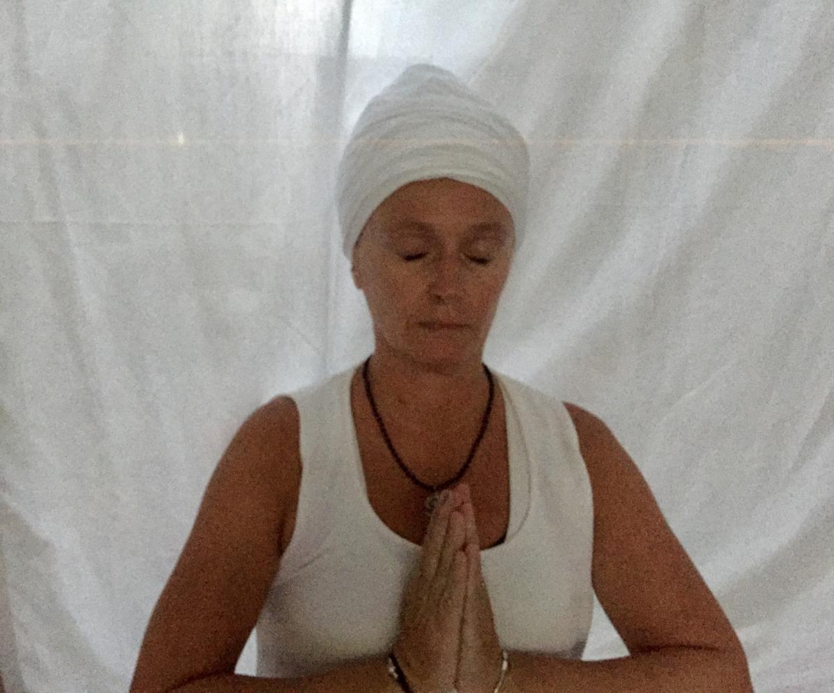 Guillemette en mudra de prière - Kundalini Yoga